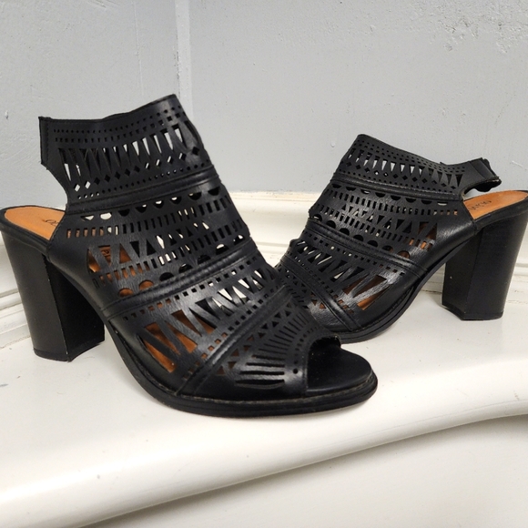 Women's Pumps - Picture 1 of 5